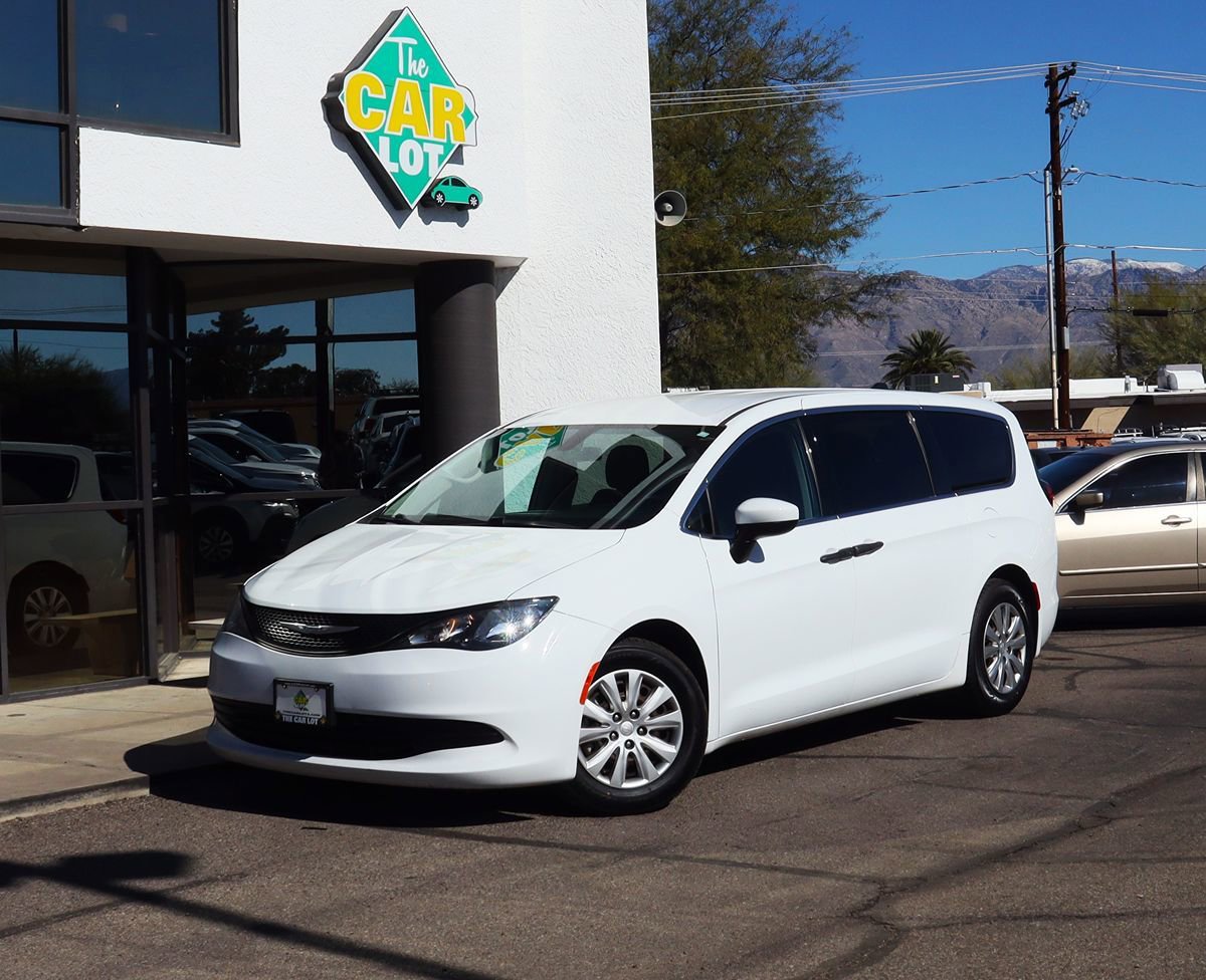 Used 2020 Chrysler Voyager L FWD image 2