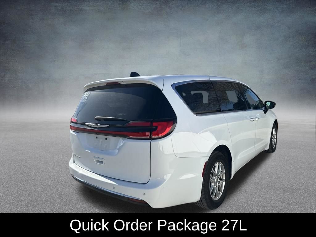 Used 2025 Chrysler Pacifica Select image 7