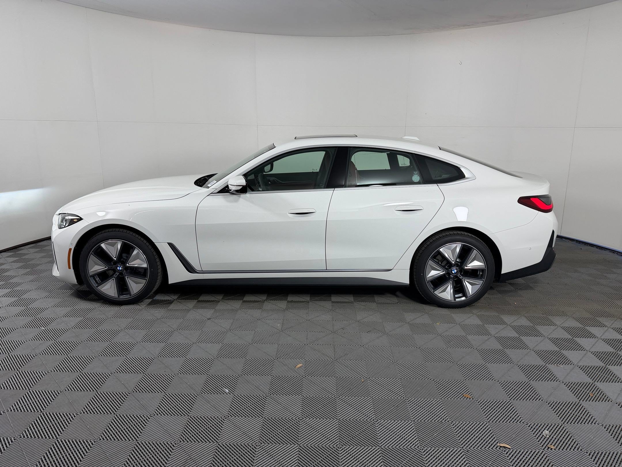 Used 2026 BMW i4 eDrive40 w/ Premium Package RWD image 2