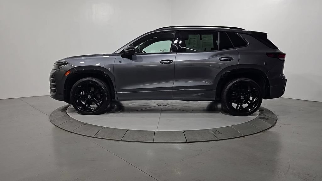 Certified 2025 Volkswagen Tiguan SE R-Line AWD/4WD image 2