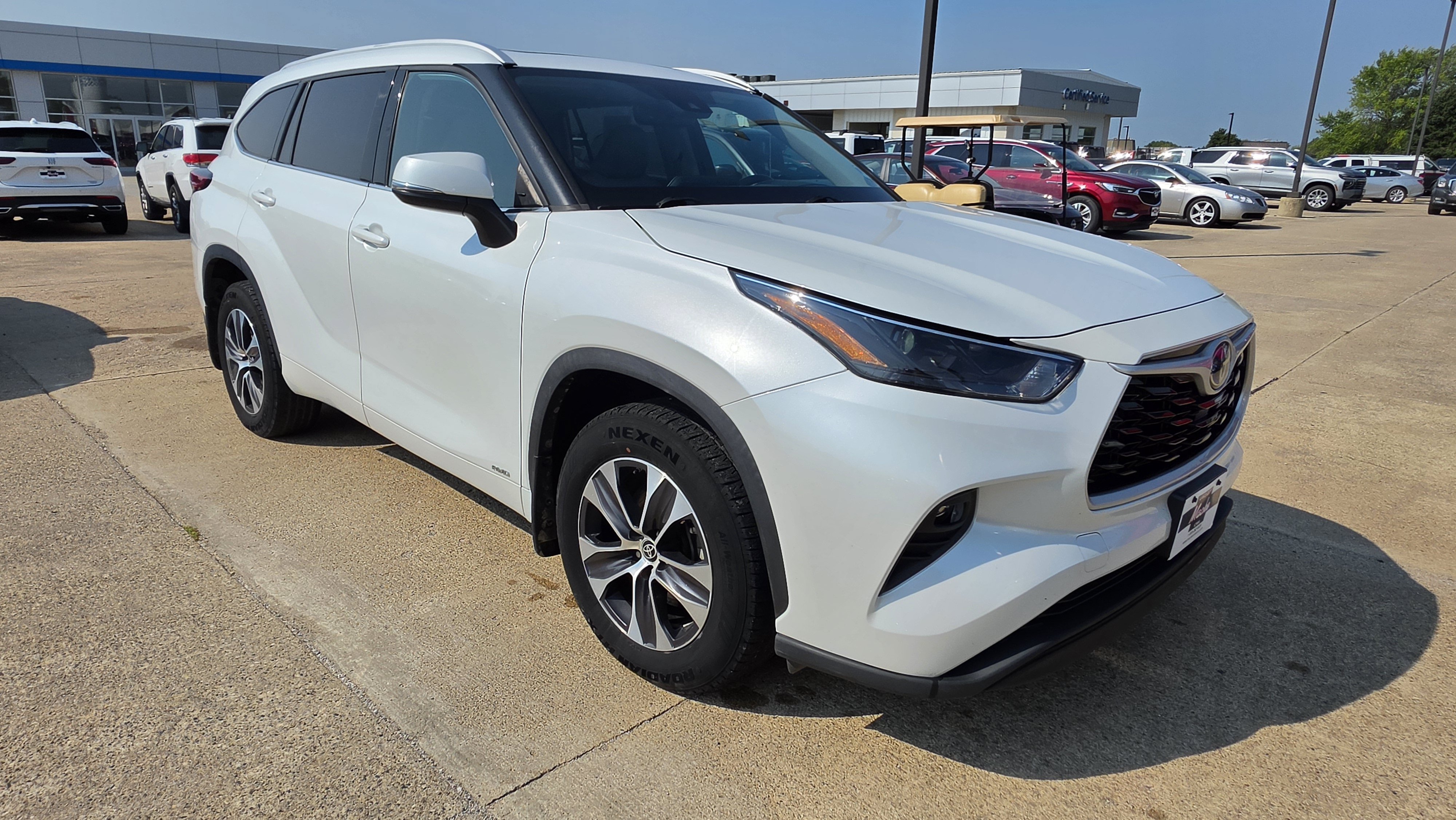 Used 2022 Toyota Highlander XLE AWD/4WD image 3