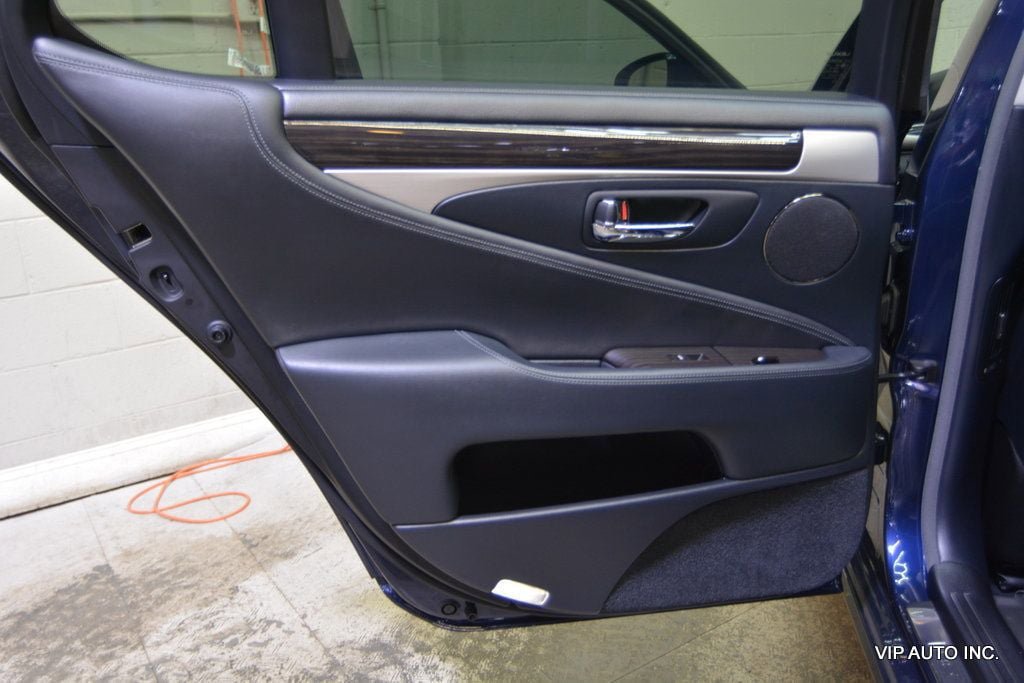 Used 2013 Lexus LS 460 w/ Comfort Pkg RWD image 9
