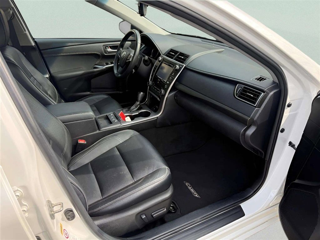Used 2016 Toyota Camry XLE w/ Moonroof Package FWD image 19