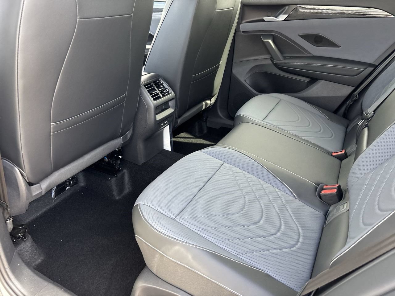New 2026 Volkswagen Tiguan SE R-Line FWD image 13