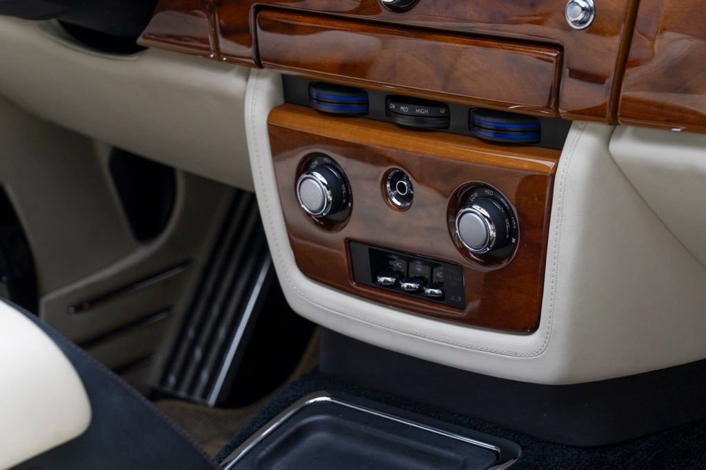 Used 2010 Rolls-Royce Phantom Drophead Coupe image 29