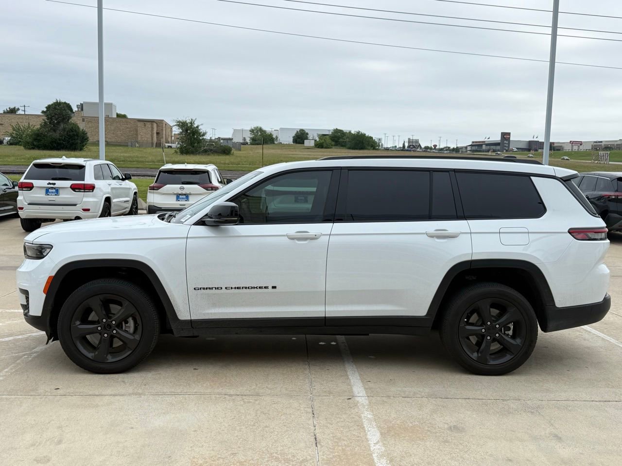 Used 2025 Jeep Grand Cherokee L Altitude AWD/4WD image 2
