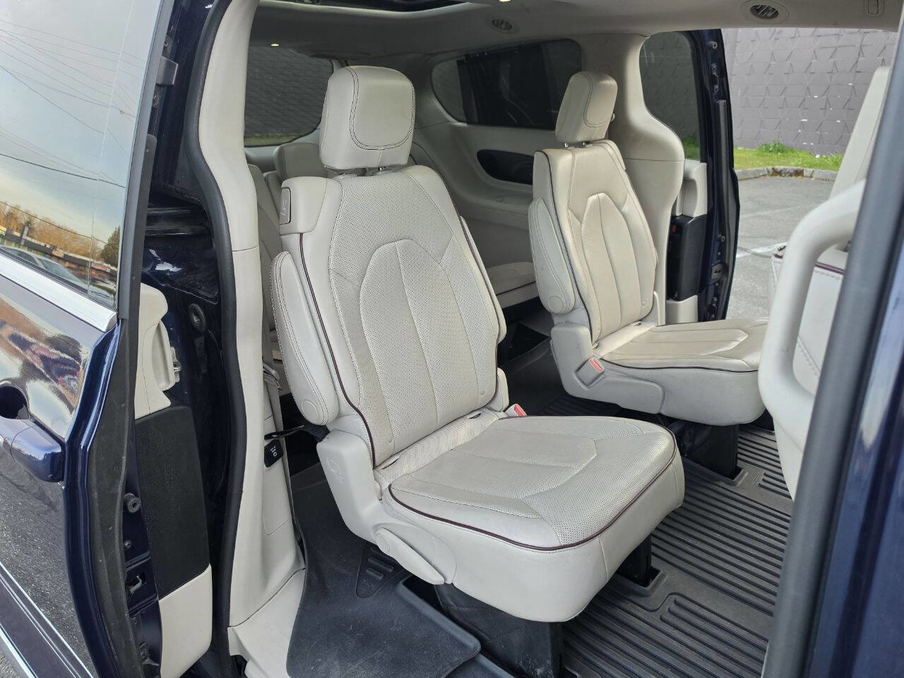 Used 2017 Chrysler Pacifica Limited w/ UConnect Theater Package FWD image 53