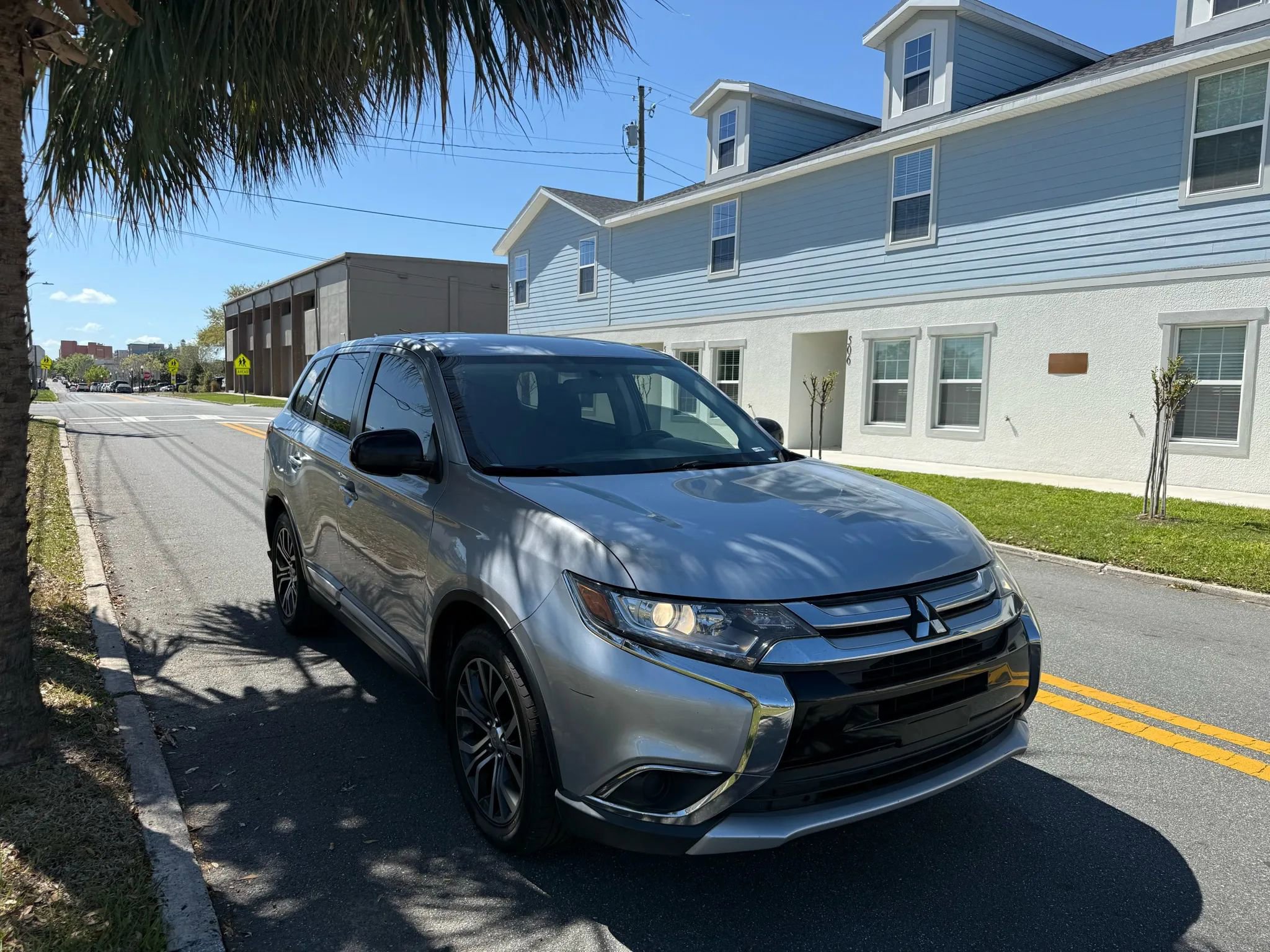 Used 2016 Mitsubishi Outlander ES image 1