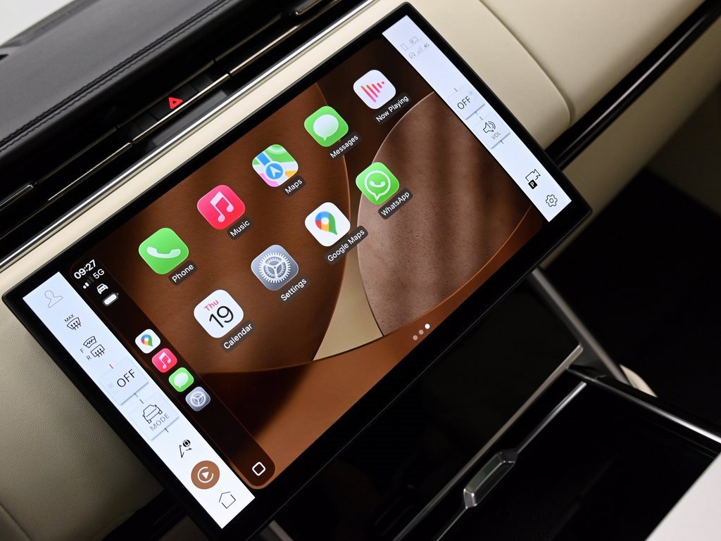 Used 2025 Land Rover Range Rover Long Wheelbase Autobiography image 32