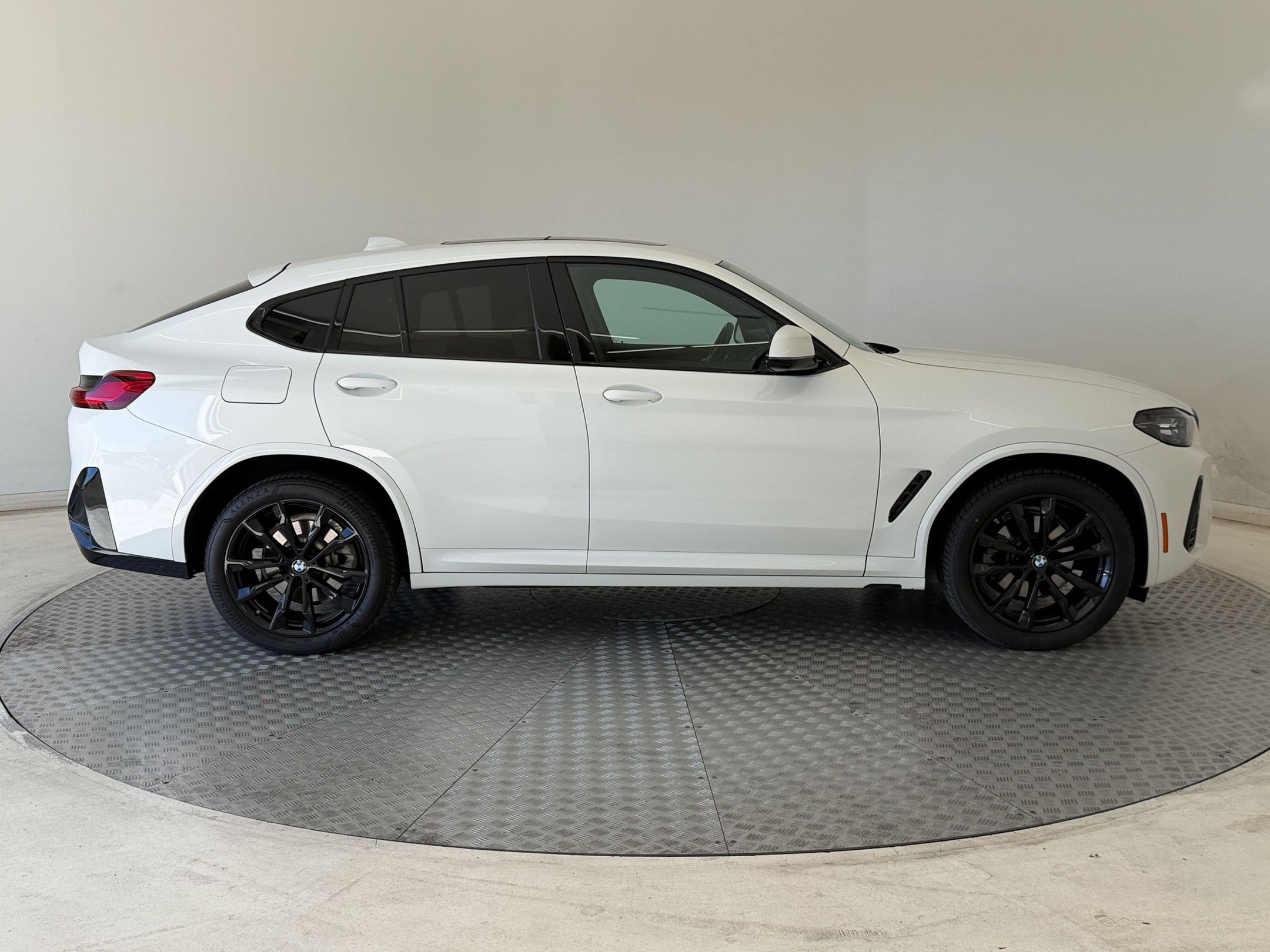 Used 2025 BMW X4 xDrive30i w/ Premium Package AWD/4WD image 8