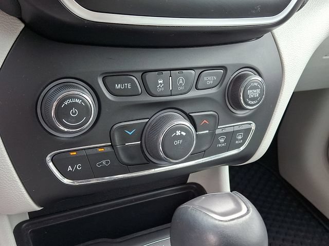 Certified 2020 Jeep Cherokee Latitude Plus w/ Cold Weather Group AWD/4WD image 15