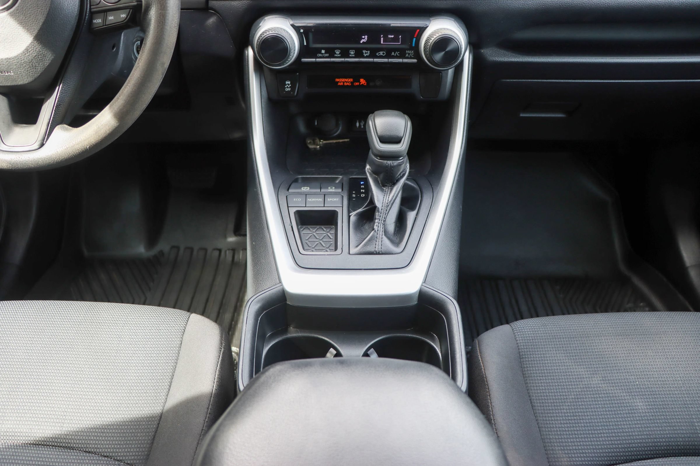 Used 2019 Toyota RAV4 LE FWD image 25