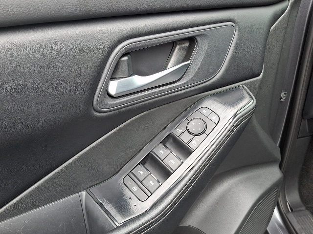 Used 2025 Nissan Rogue SV AWD/4WD image 13