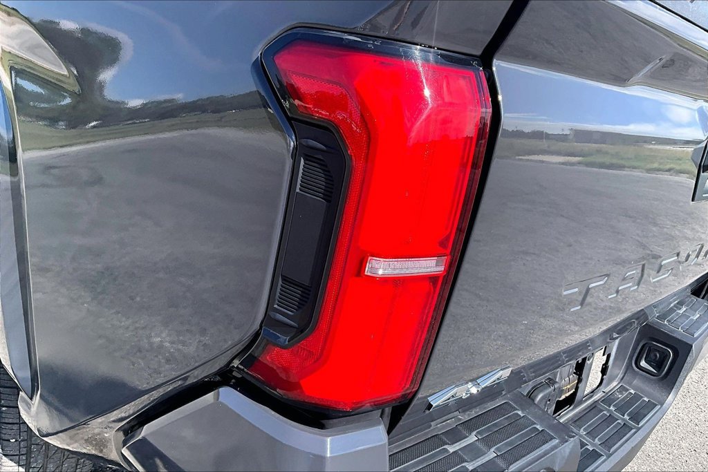 Used 2025 Toyota Tacoma SR5 AWD/4WD image 27