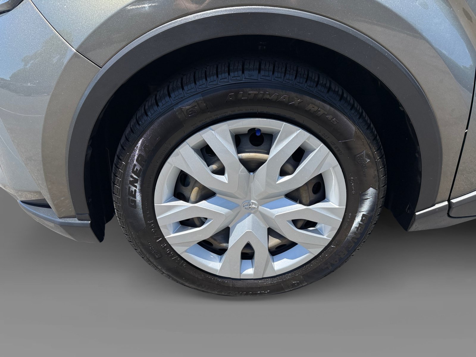 Used 2021 Toyota C-HR LE FWD image 9