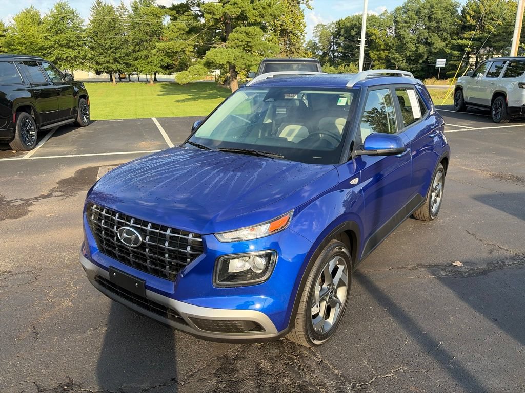Used 2025 Hyundai Venue SEL FWD image 2