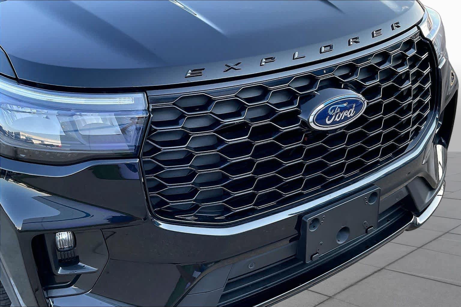Used 2025 Ford Explorer ST-Line w/ ST-Line Street Pack AWD/4WD image 57