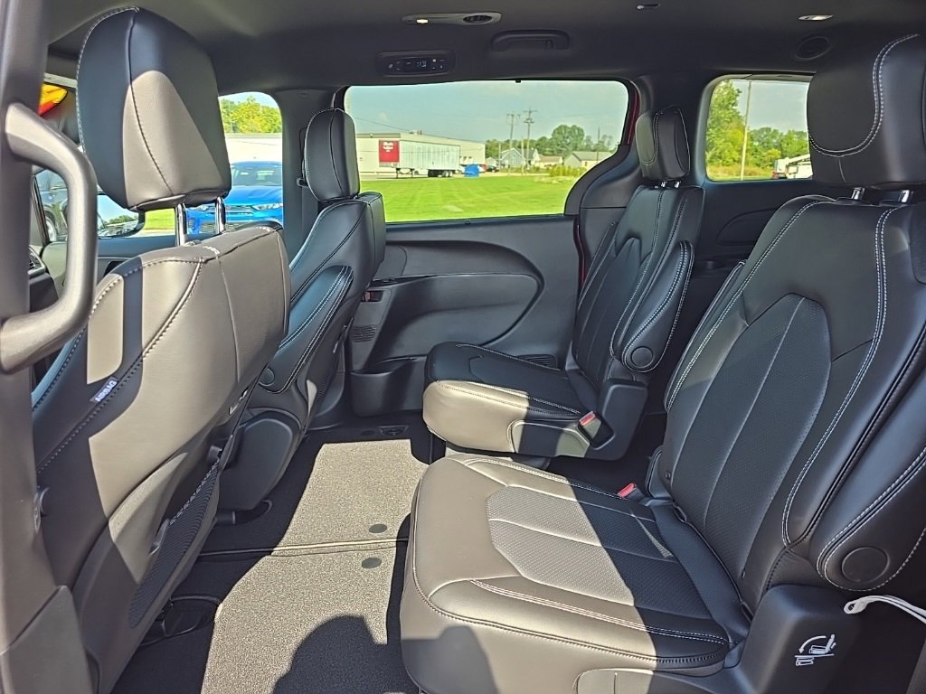 New 2026 Chrysler Pacifica Select image 18
