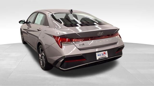 Used 2025 Hyundai Elantra SEL image 7