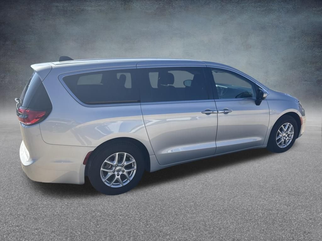 Used 2023 Chrysler Pacifica Touring-L image 5