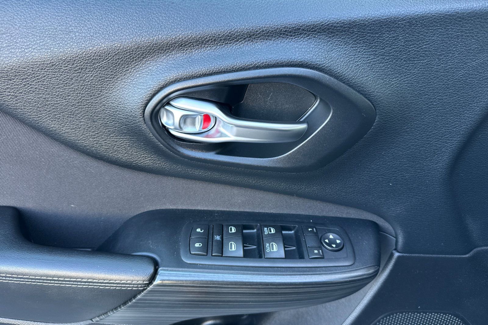 Used 2016 Jeep Cherokee Latitude FWD image 11