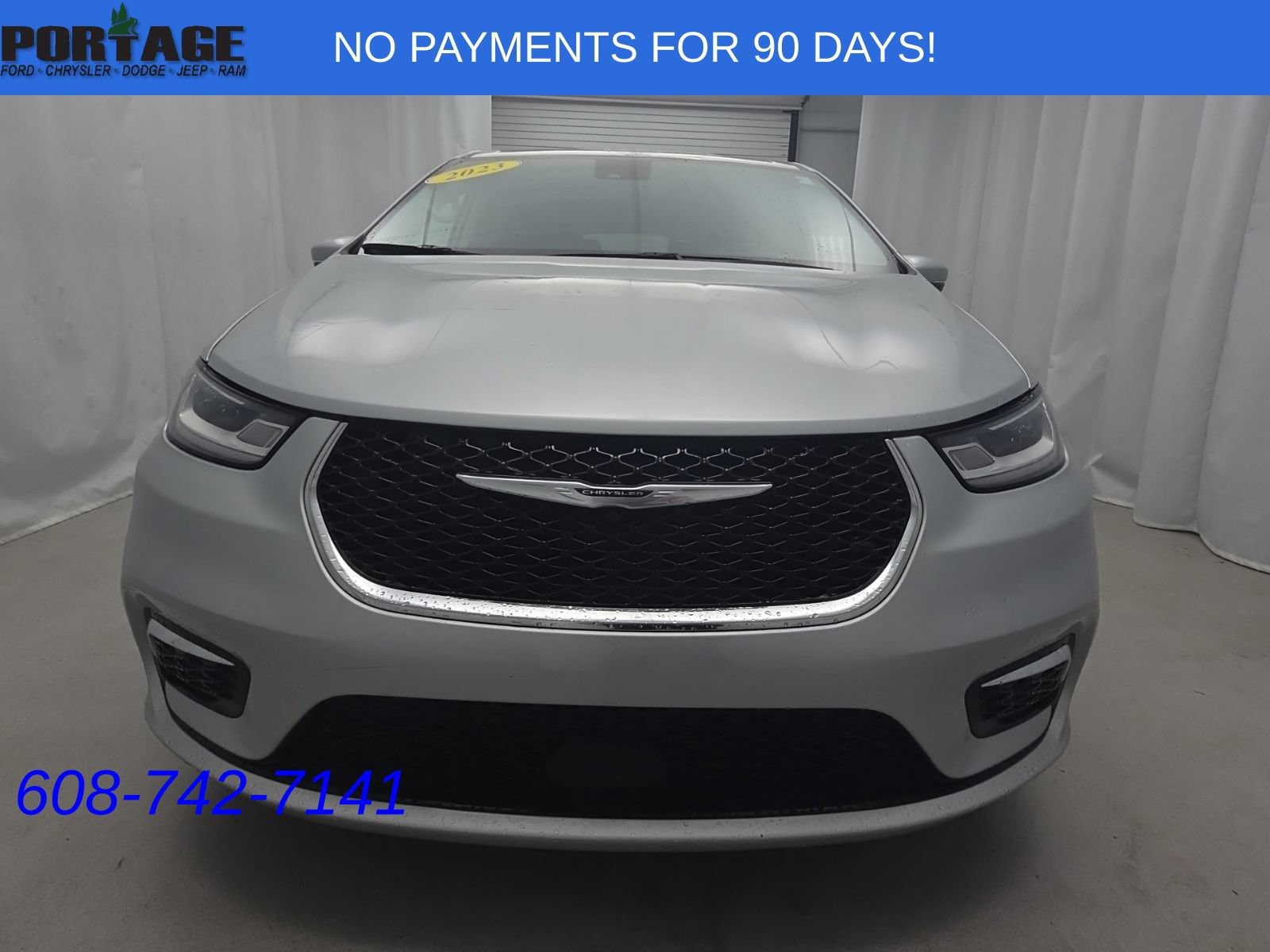 Used 2023 Chrysler Pacifica Touring-L FWD image 2