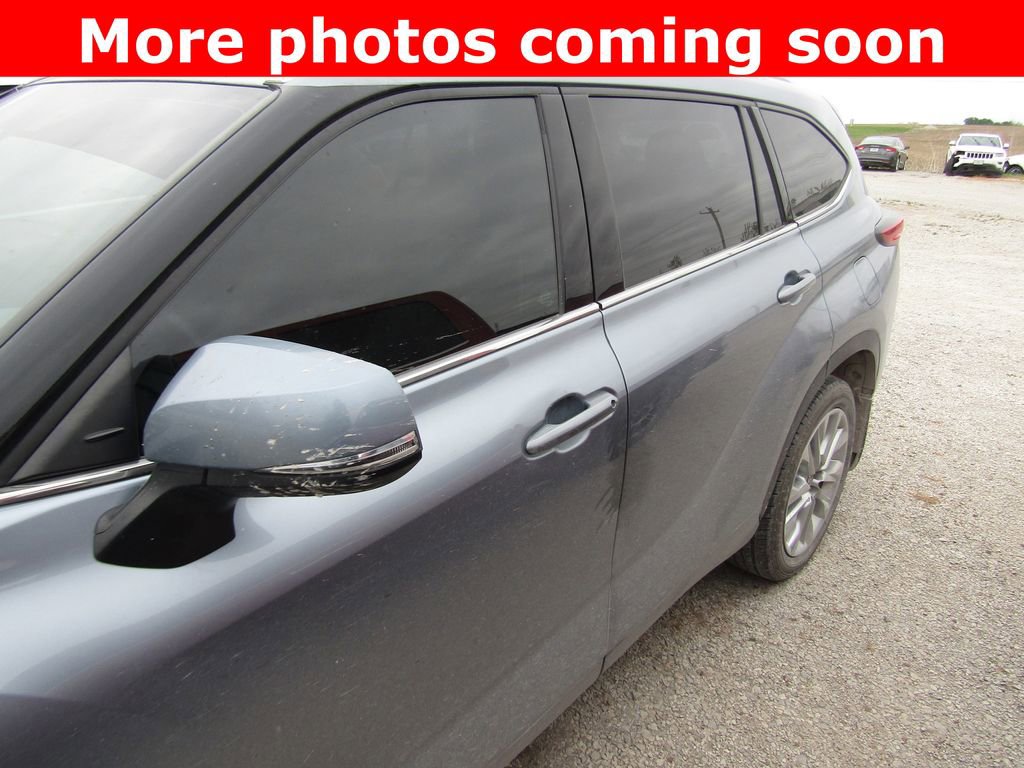 Used 2020 Toyota Highlander Limited image 2