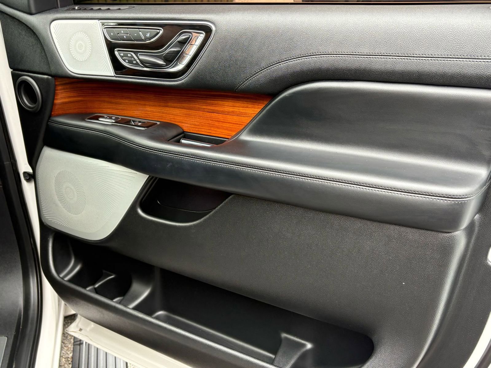 Used 2019 Lincoln Navigator Reserve image 39