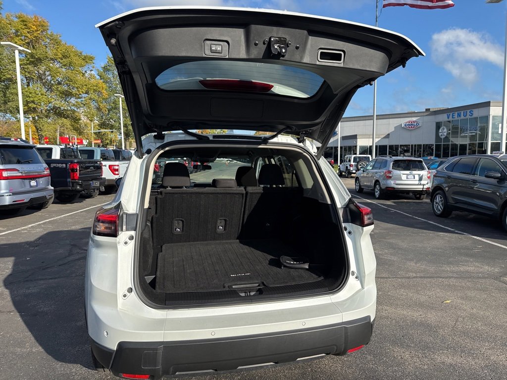 Used 2024 Nissan Rogue SV image 16