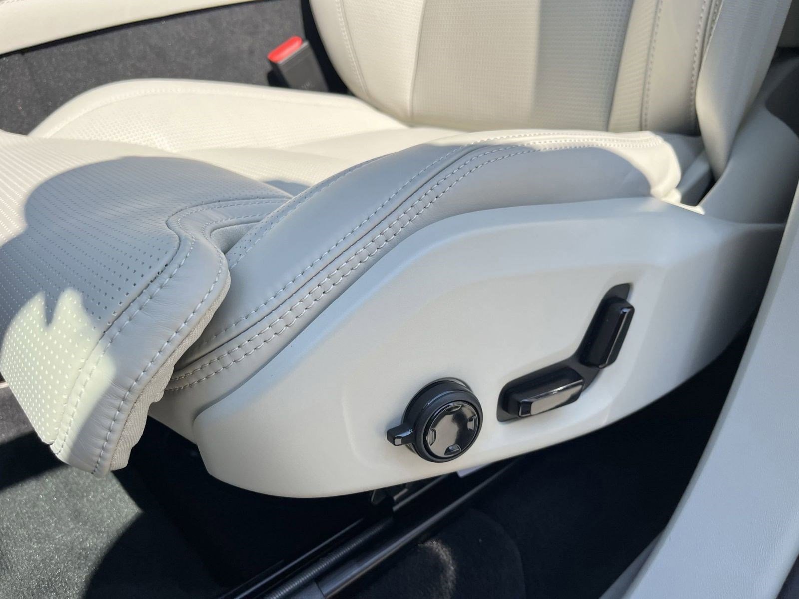 New 2026 Volvo XC90 B5 Ultra image 14