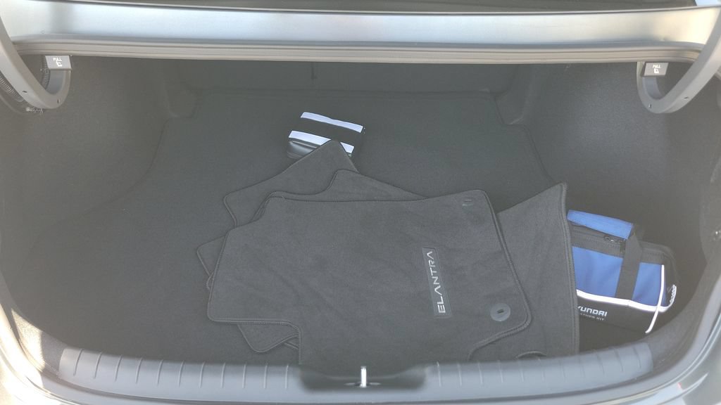 Certified 2025 Hyundai Elantra Limited FWD image 9