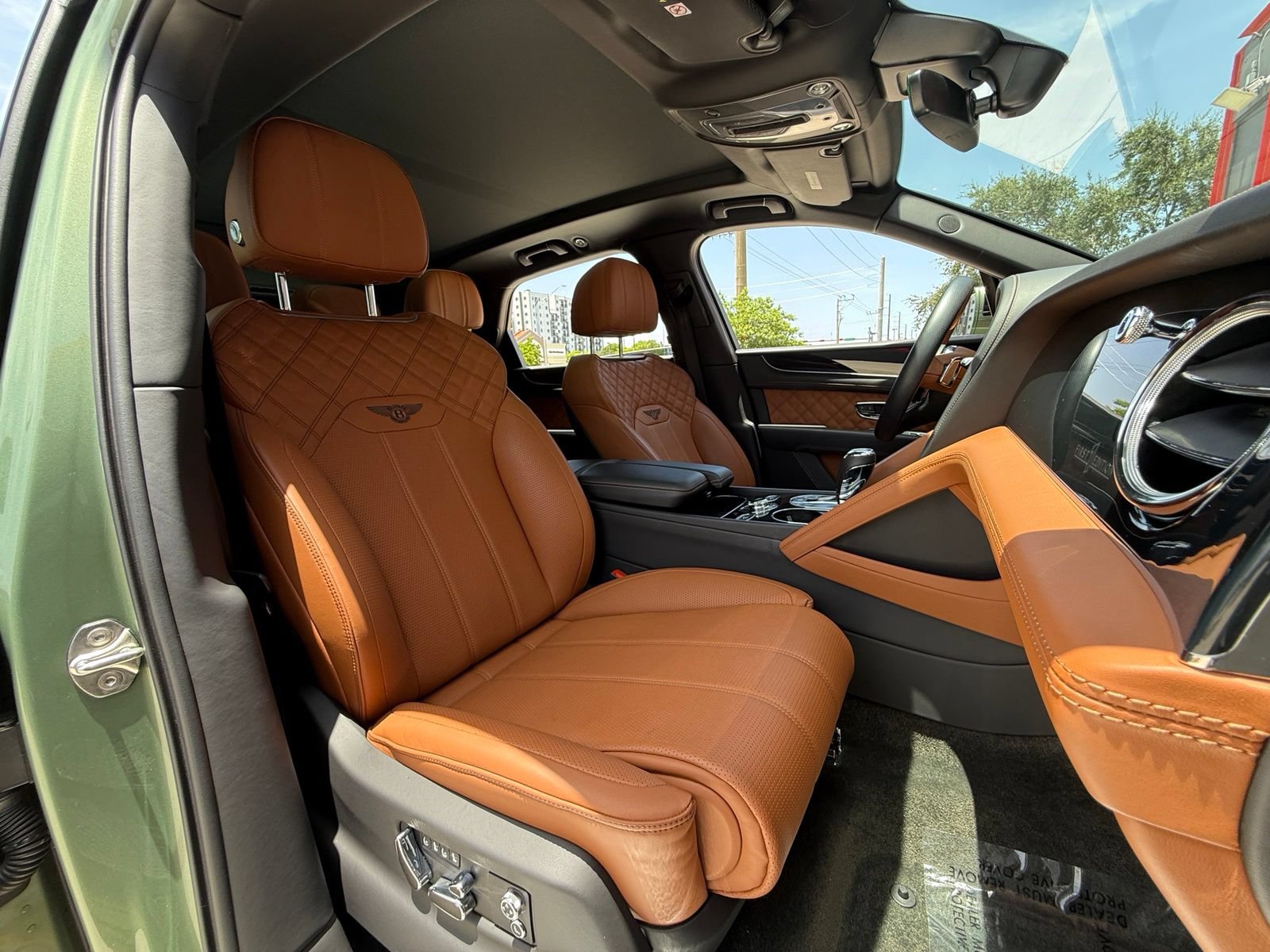 Used 2022 Bentley Bentayga AWD/4WD image 38