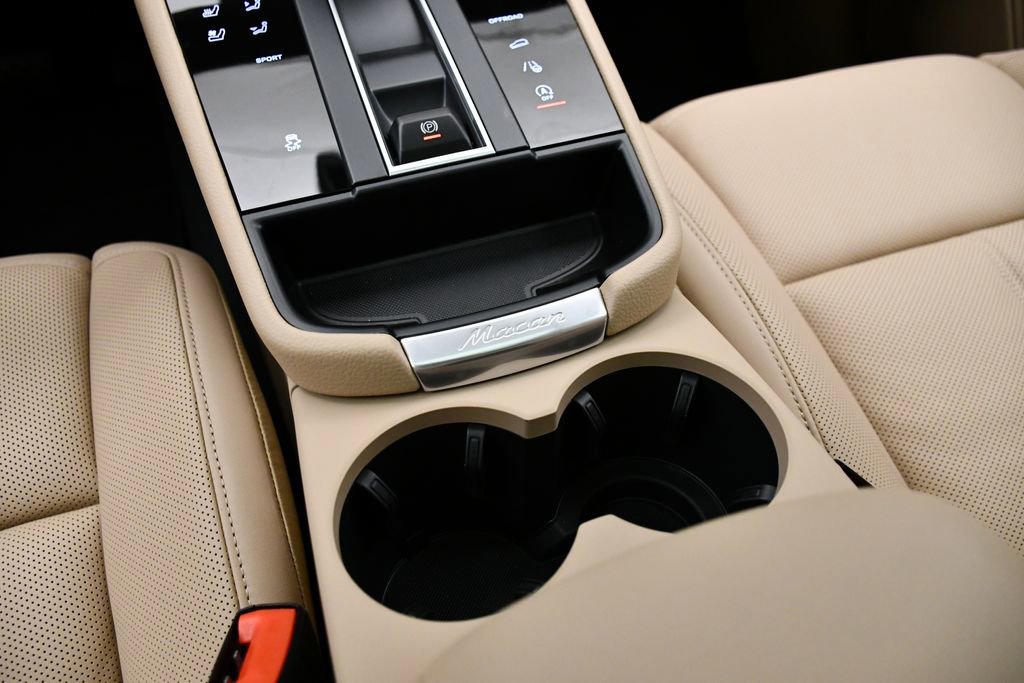 Certified 2025 Porsche Macan image 33