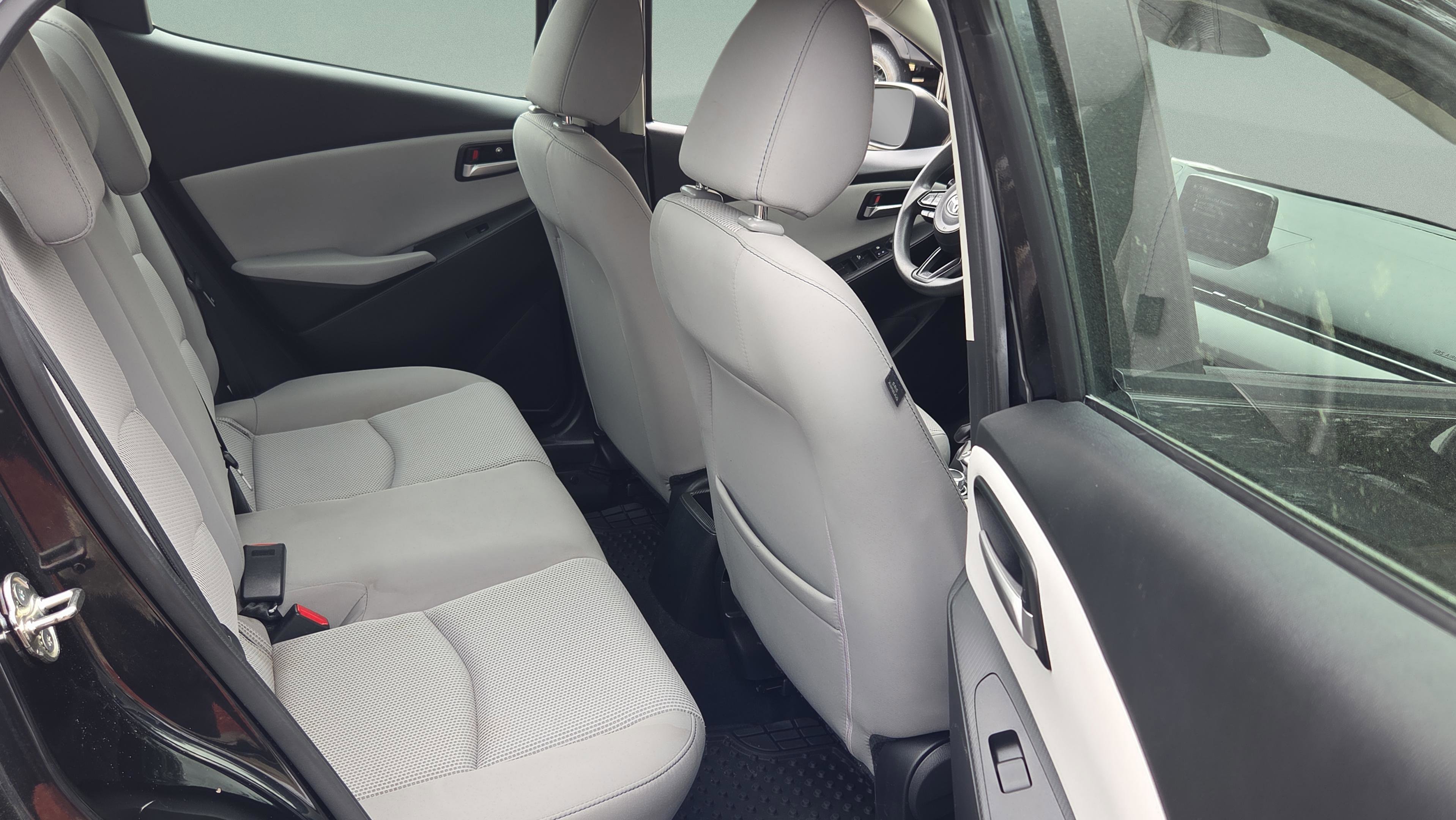 Used 2020 Toyota Yaris L image 18