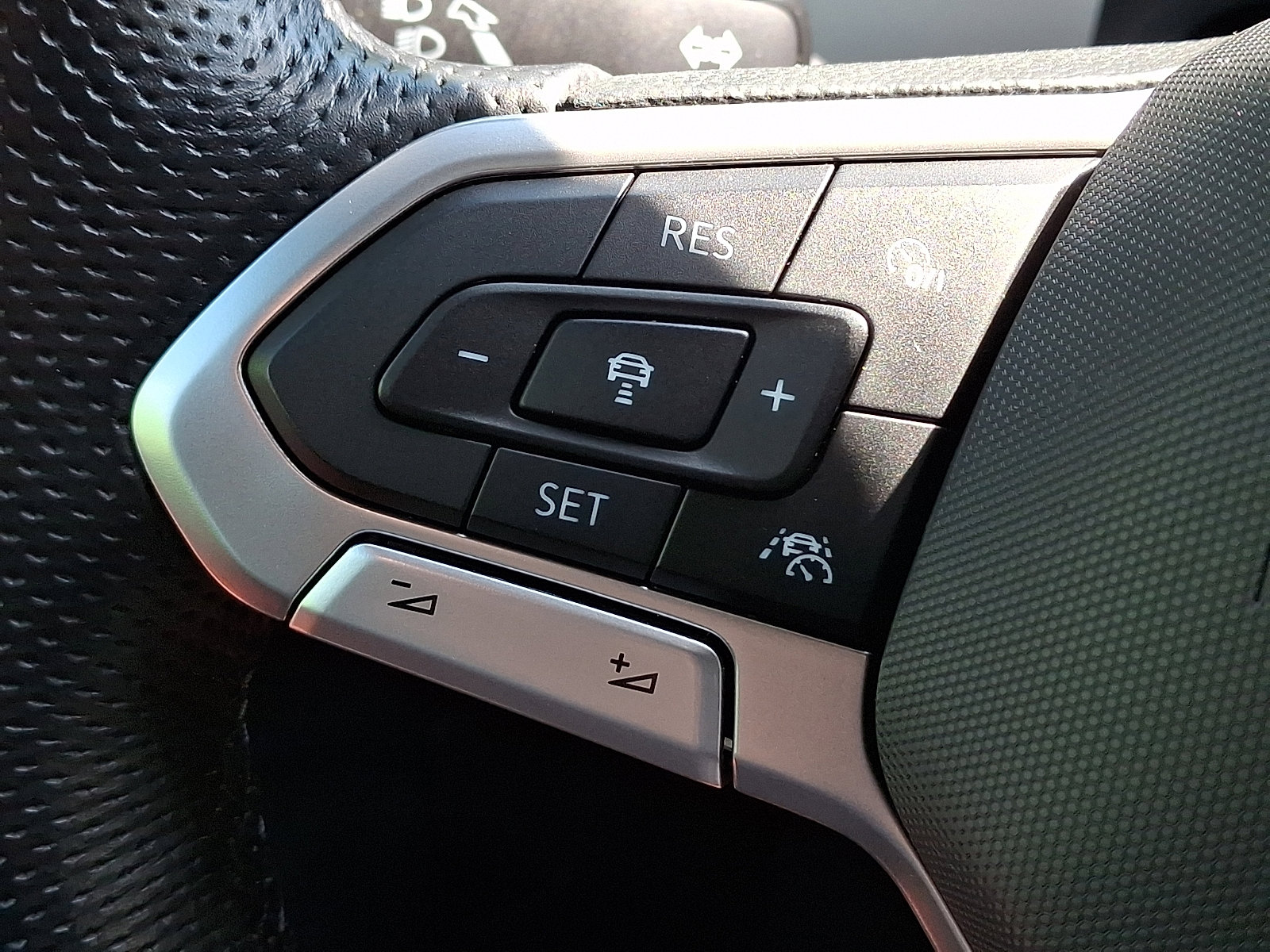 Used 2022 Volkswagen Atlas Cross Sport SEL Premium R-Line AWD/4WD image 23