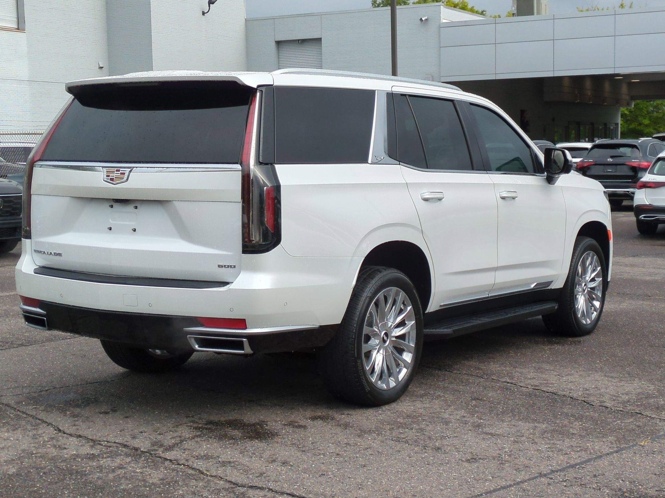 Used 2023 Cadillac Escalade Premium Luxury AWD/4WD image 4