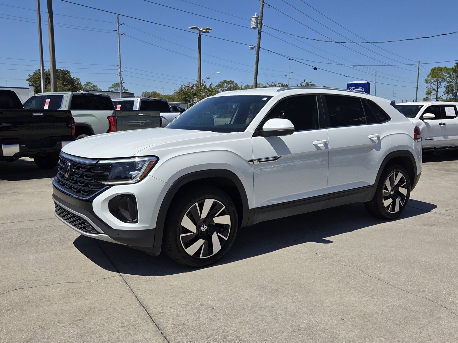 Used 2024 Volkswagen Atlas Cross Sport SE FWD image 3