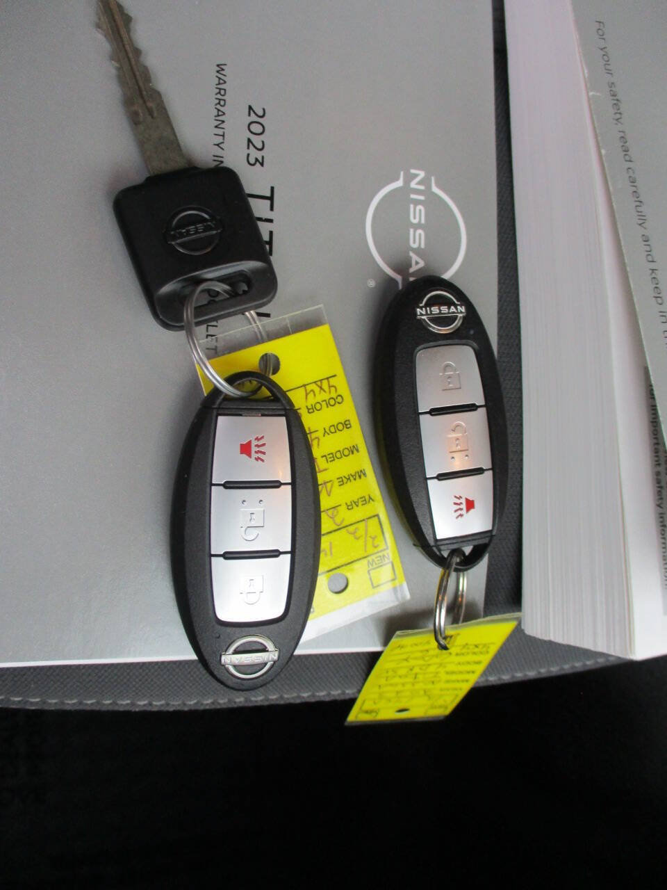 Used 2023 Nissan Titan S AWD/4WD image 29