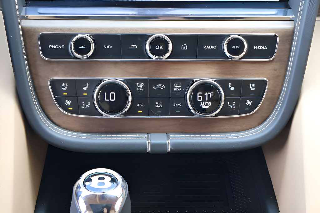 Used 2024 Bentley Bentayga Extended Wheelbase AWD/4WD image 19