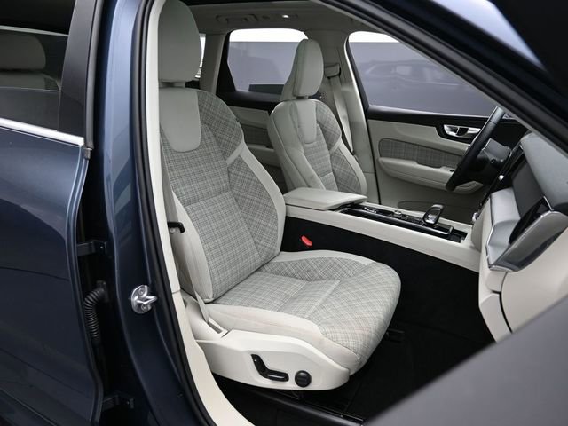 Used 2022 Volvo XC60 B5 Momentum image 28