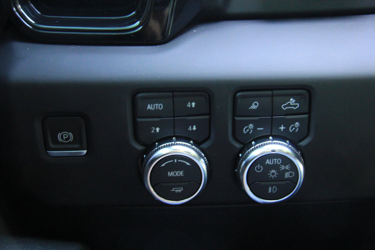 Used 2024 GMC Sierra 1500 AT4 w/ Technology Package image 19