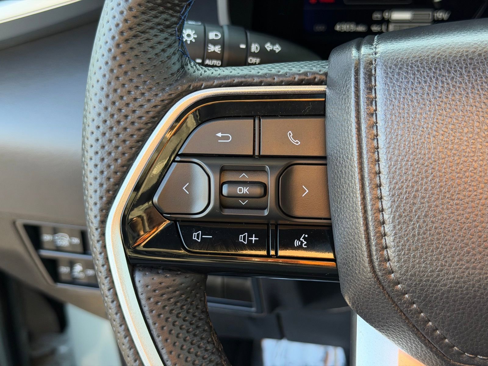 Used 2025 Toyota Sequoia Platinum AWD/4WD image 17