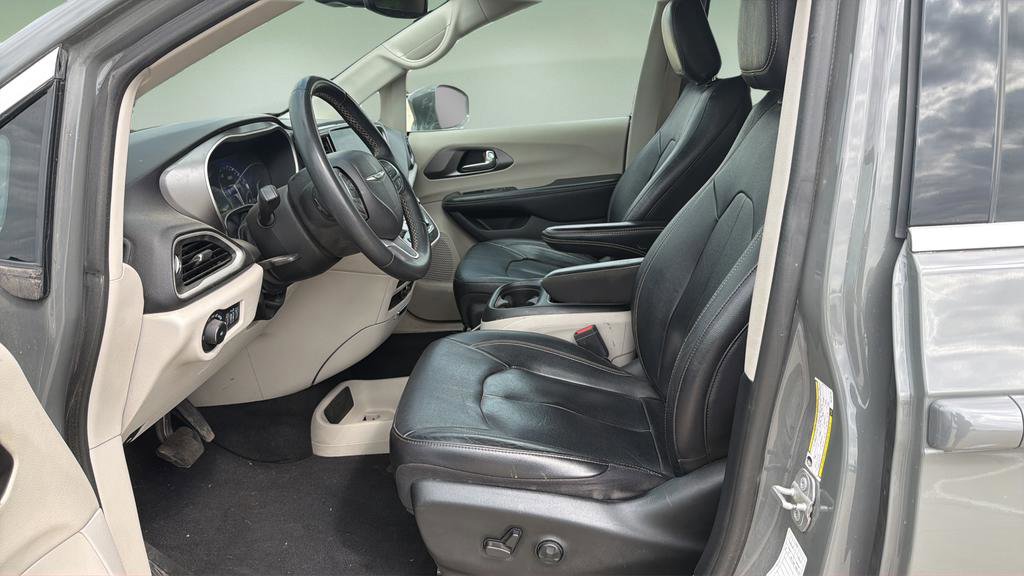 Used 2022 Chrysler Pacifica Touring-L FWD image 16