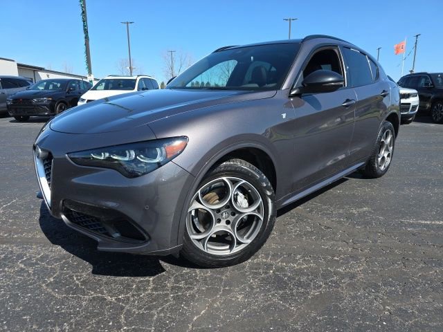 Used 2024 Alfa Romeo Stelvio Ti image 2