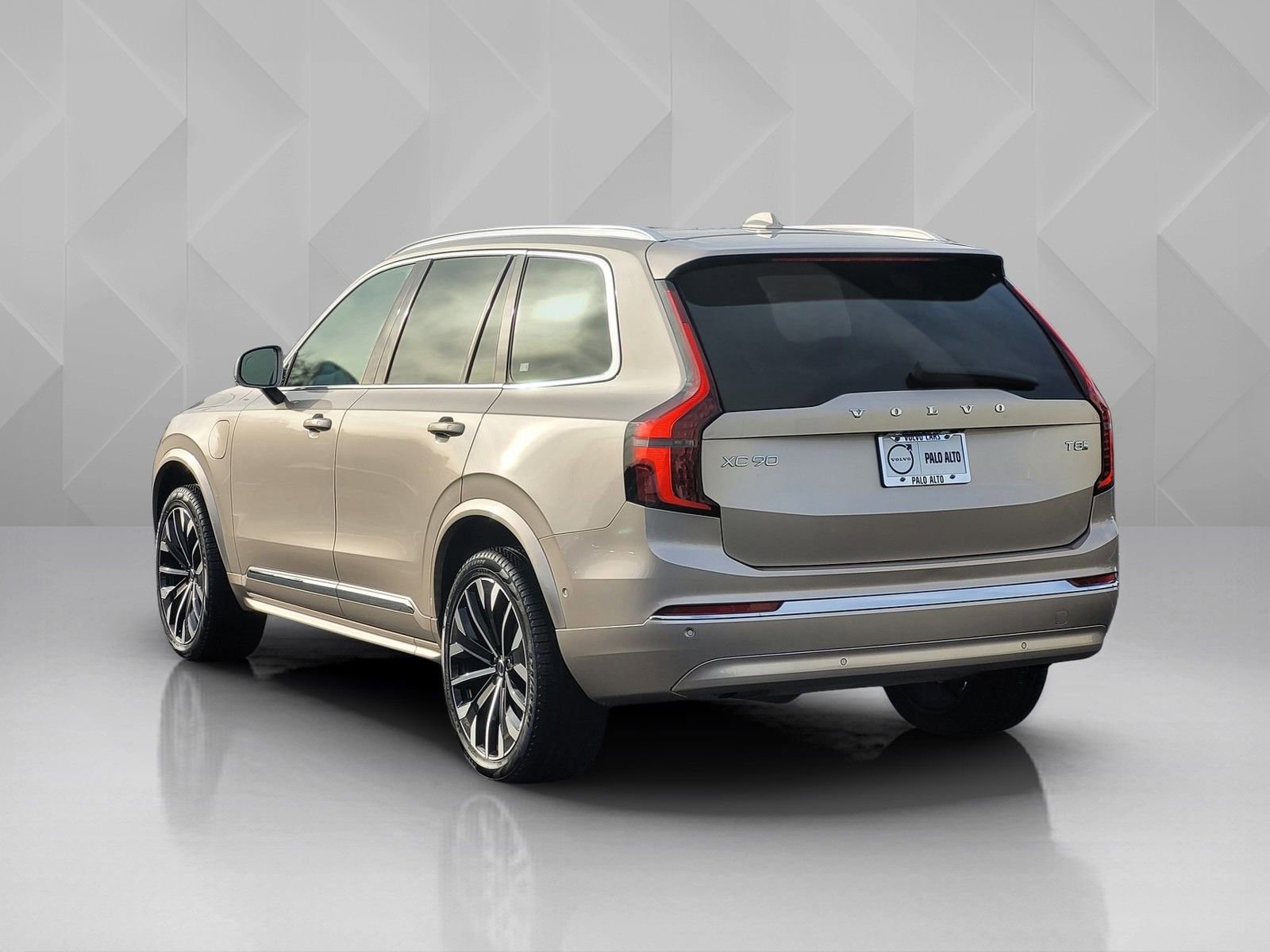 Certified 2025 Volvo XC90 T8 Plus image 4