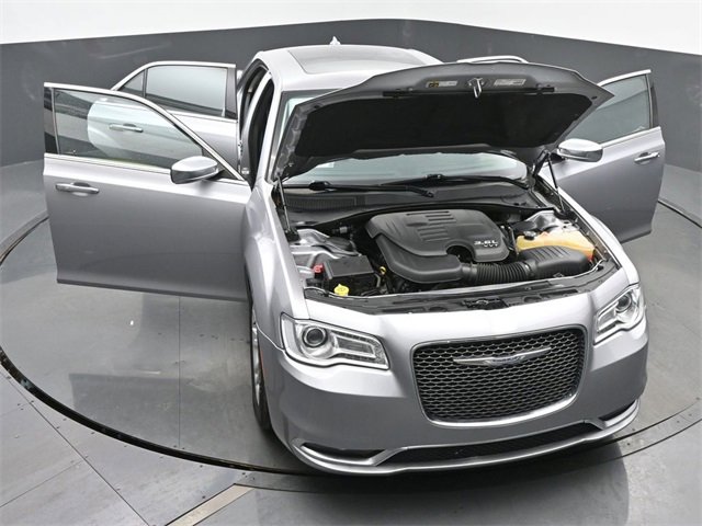 Used 2017 Chrysler 300 C image 62