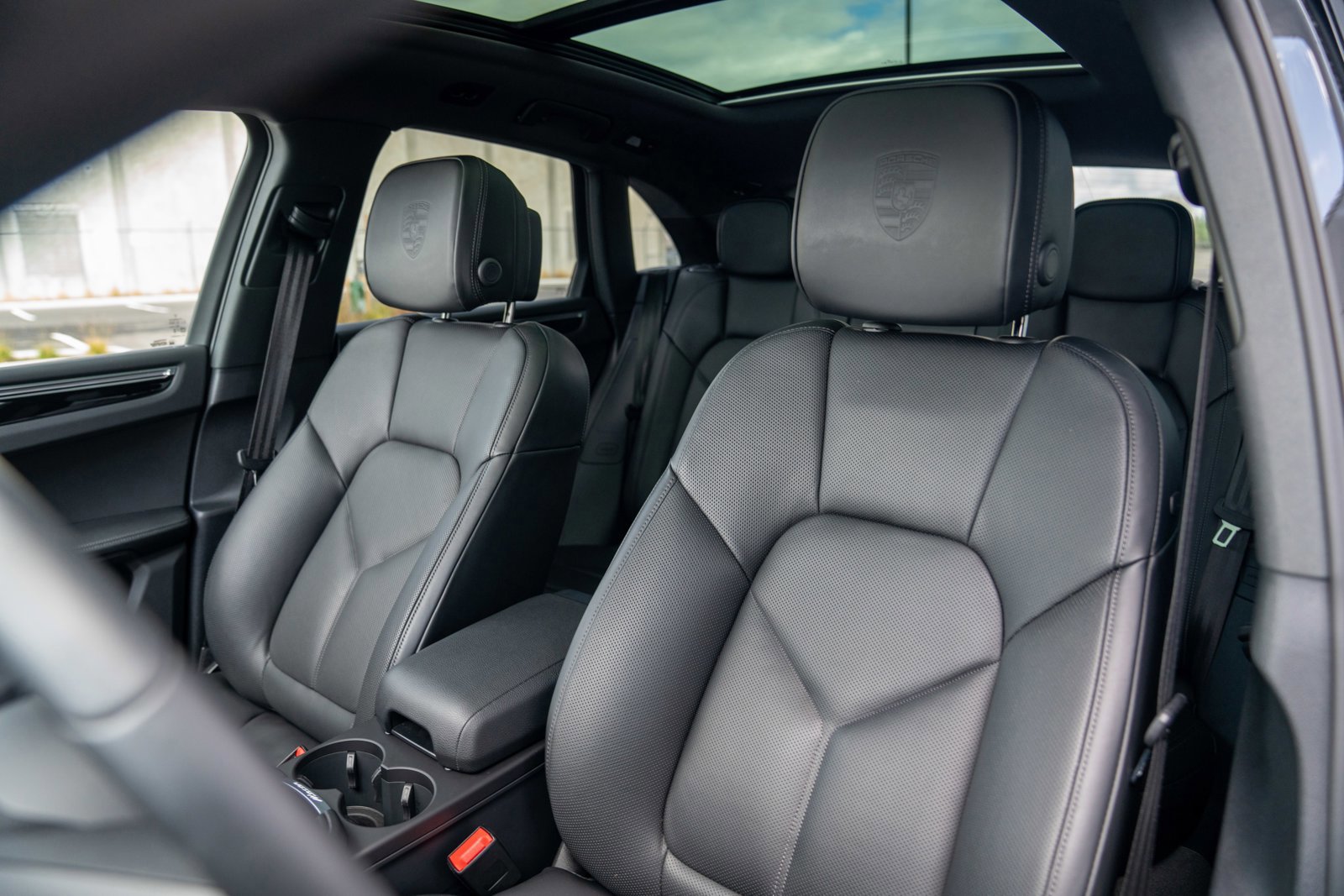 Certified 2025 Porsche Macan image 5