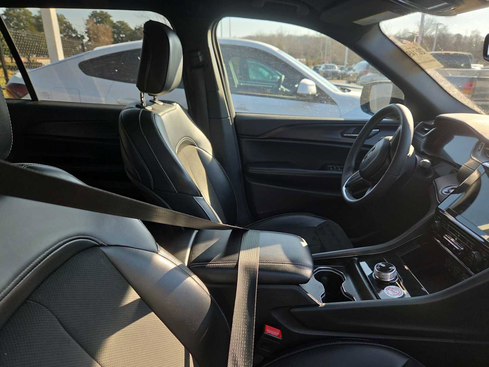 Used 2024 Jeep Grand Cherokee L Laredo image 11