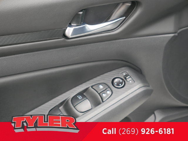 Used 2025 Nissan Altima 2.5 SV FWD image 18