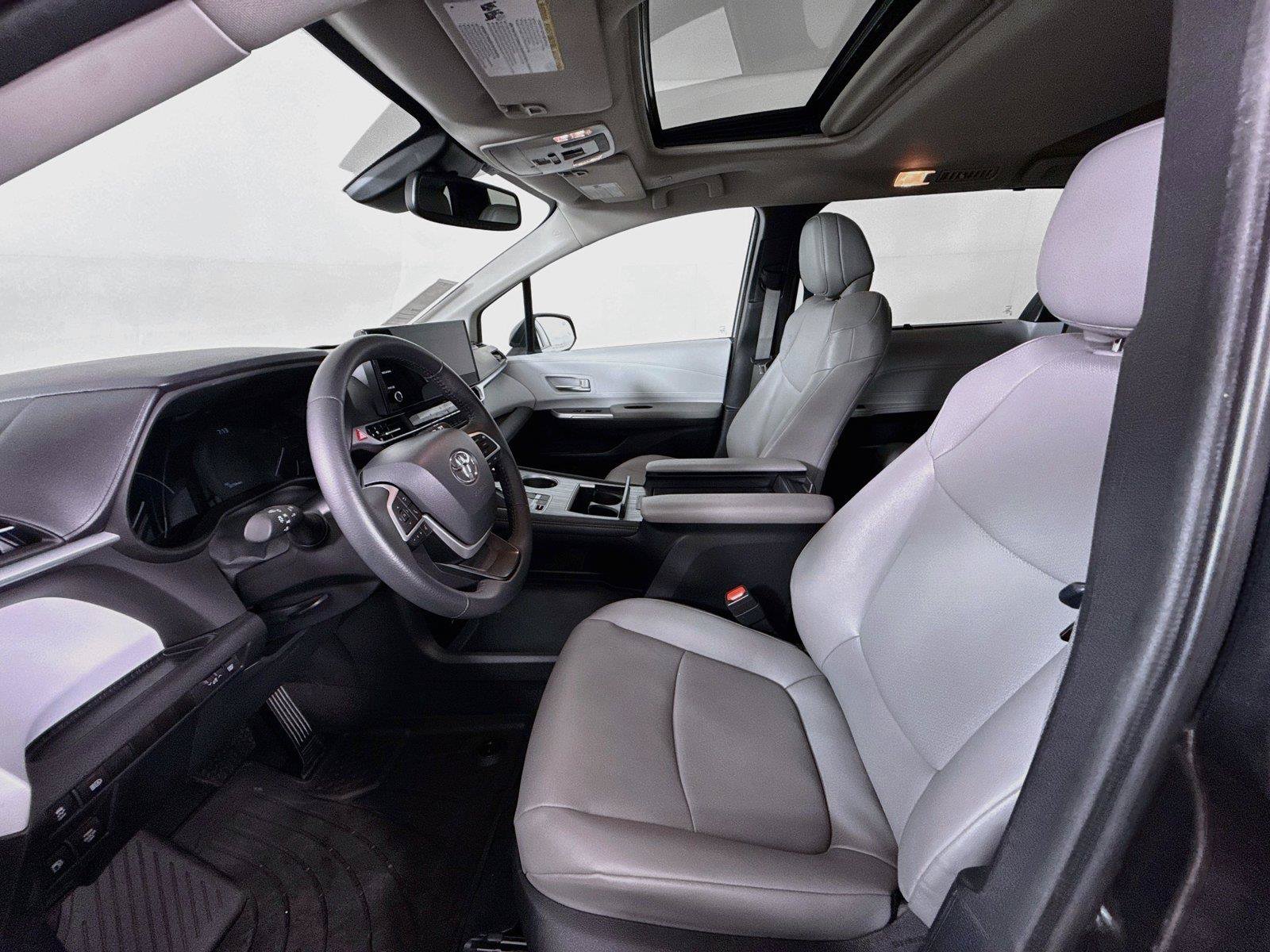 Certified 2025 Toyota Sienna XLE FWD image 3